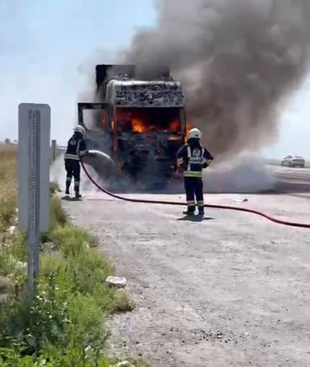Konya'da seyir halindeki TIR'da yangın çıktı! 2